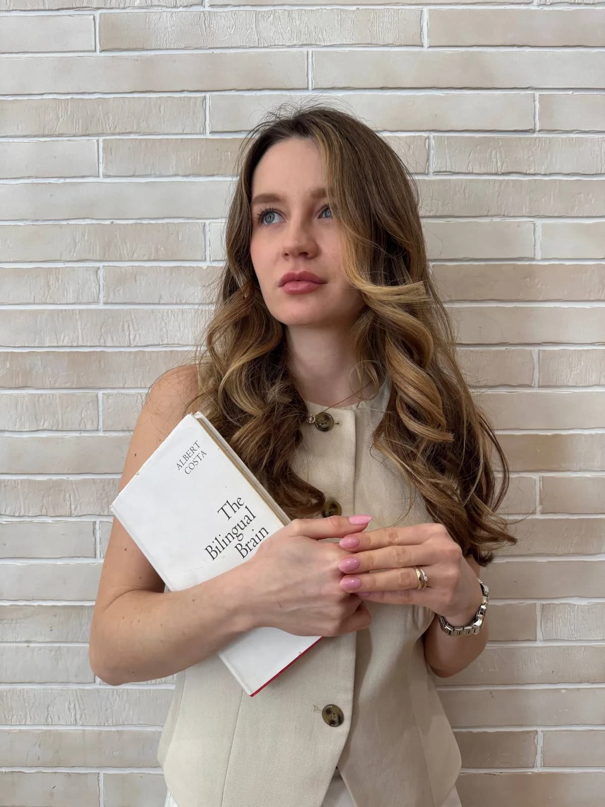 Yulia from Hellomultilinguals holding The Bilingual Brain book
