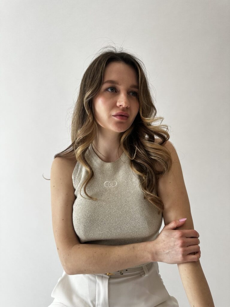Yulia, multilingual language teacher and bilingual parenting consultant